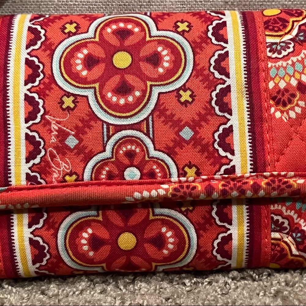 Vera Bradley trifold lightweight crossbody wallet-raspberry fizz pattern